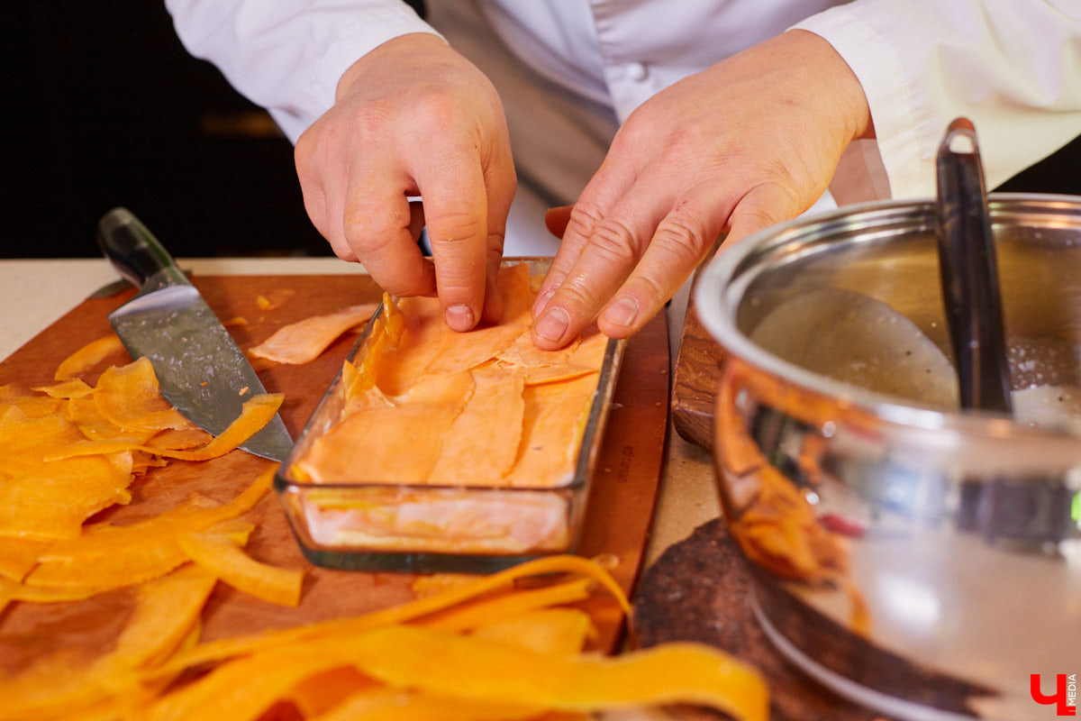 Управляющий «Глобуса» Давлет     Сабуров не только готовил на пару с Дмитрием Орловским, но и рассказывал нам о грядущих переменах в гипермаркете. Например, вскоре там модернизируют и обновят ресторан. Появятся новые станции. Все подробности ищите в материале «Ключ-Медиа».