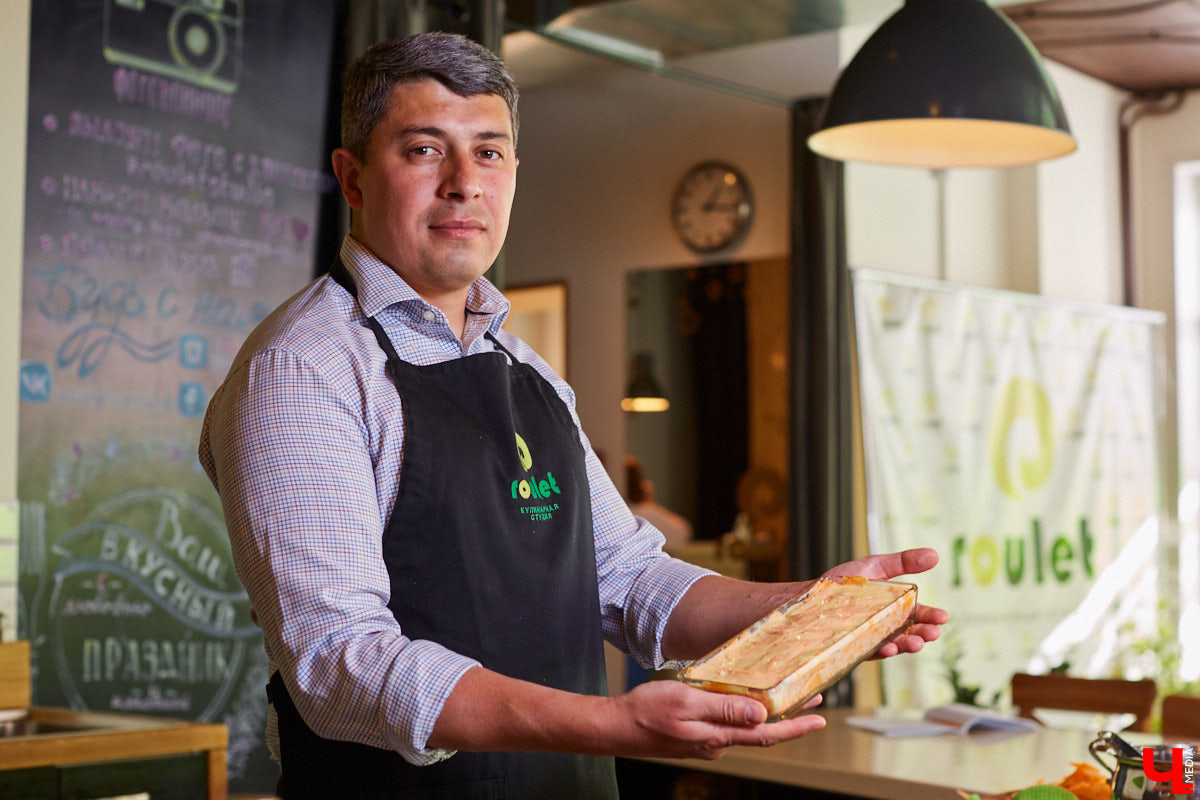 Управляющий «Глобуса» Давлет     Сабуров не только готовил на пару с Дмитрием Орловским, но и рассказывал нам о грядущих переменах в гипермаркете. Например, вскоре там модернизируют и обновят ресторан. Появятся новые станции. Все подробности ищите в материале «Ключ-Медиа».