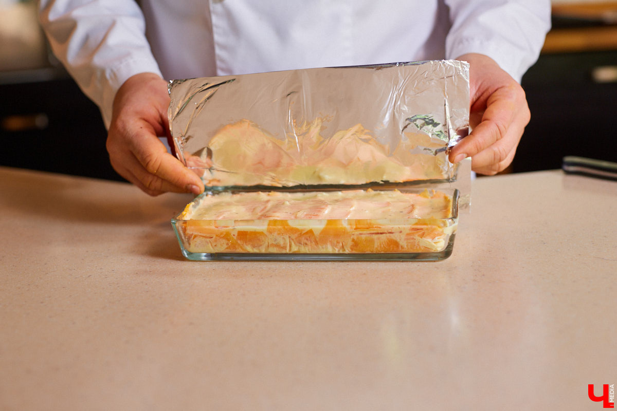 Управляющий «Глобуса» Давлет     Сабуров не только готовил на пару с Дмитрием Орловским, но и рассказывал нам о грядущих переменах в гипермаркете. Например, вскоре там модернизируют и обновят ресторан. Появятся новые станции. Все подробности ищите в материале «Ключ-Медиа».