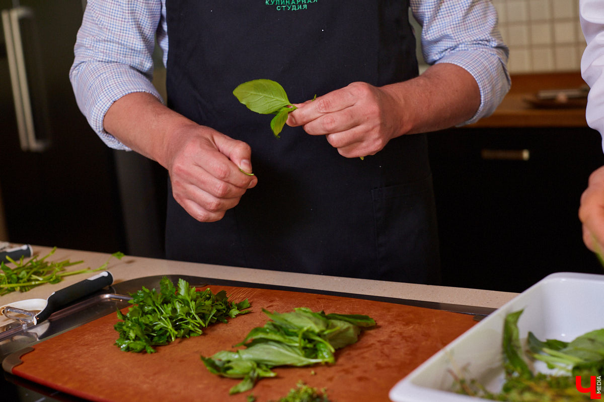 Управляющий «Глобуса» Давлет     Сабуров не только готовил на пару с Дмитрием Орловским, но и рассказывал нам о грядущих переменах в гипермаркете. Например, вскоре там модернизируют и обновят ресторан. Появятся новые станции. Все подробности ищите в материале «Ключ-Медиа».