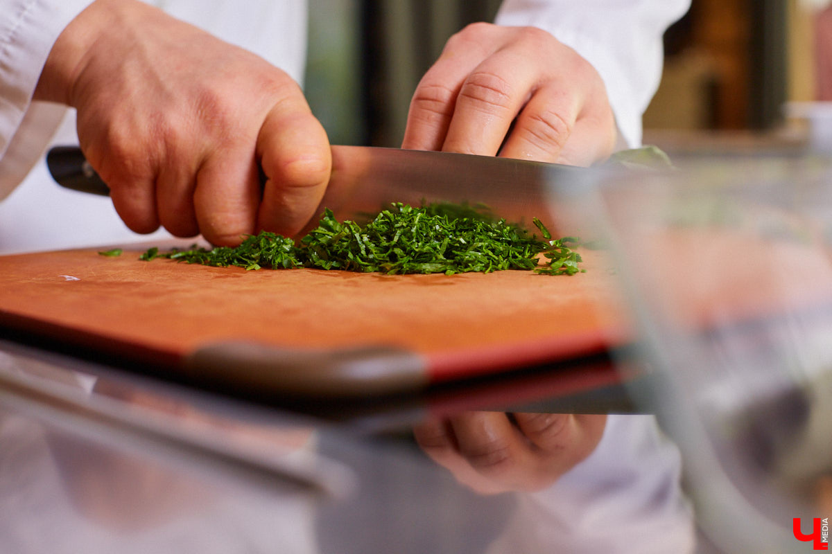 Управляющий «Глобуса» Давлет     Сабуров не только готовил на пару с Дмитрием Орловским, но и рассказывал нам о грядущих переменах в гипермаркете. Например, вскоре там модернизируют и обновят ресторан. Появятся новые станции. Все подробности ищите в материале «Ключ-Медиа».