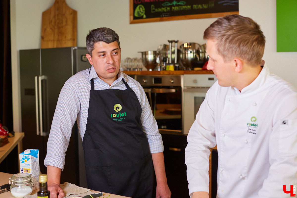 Управляющий «Глобуса» Давлет     Сабуров не только готовил на пару с Дмитрием Орловским, но и рассказывал нам о грядущих переменах в гипермаркете. Например, вскоре там модернизируют и обновят ресторан. Появятся новые станции. Все подробности ищите в материале «Ключ-Медиа».