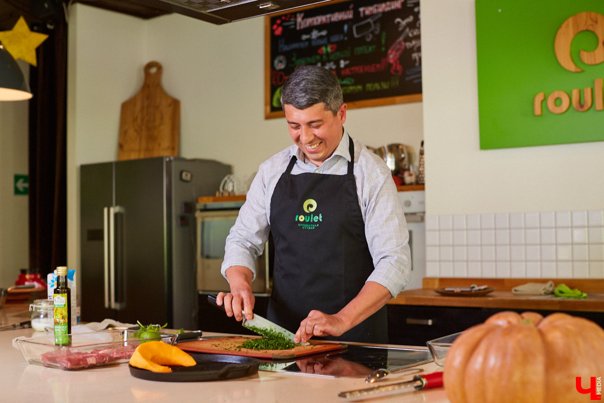 Управляющий «Глобуса» Давлет     Сабуров не только готовил на пару с Дмитрием Орловским, но и рассказывал нам о грядущих переменах в гипермаркете. Например, вскоре там модернизируют и обновят ресторан. Появятся новые станции. Все подробности ищите в материале «Ключ-Медиа».