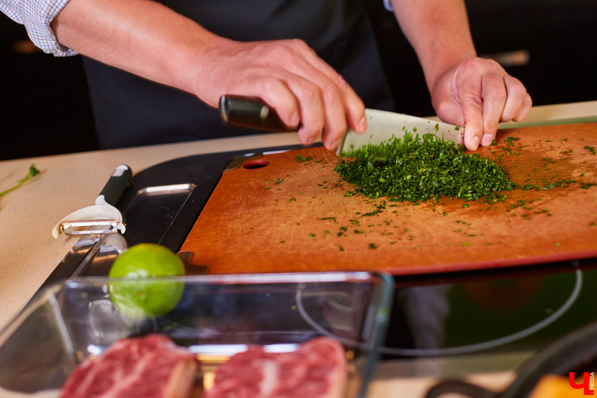 Управляющий «Глобуса» Давлет     Сабуров не только готовил на пару с Дмитрием Орловским, но и рассказывал нам о грядущих переменах в гипермаркете. Например, вскоре там модернизируют и обновят ресторан. Появятся новые станции. Все подробности ищите в материале «Ключ-Медиа».