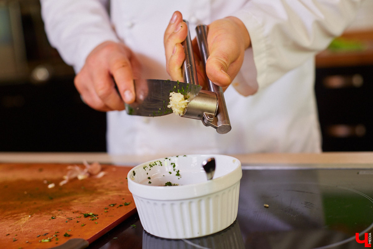 Управляющий «Глобуса» Давлет     Сабуров не только готовил на пару с Дмитрием Орловским, но и рассказывал нам о грядущих переменах в гипермаркете. Например, вскоре там модернизируют и обновят ресторан. Появятся новые станции. Все подробности ищите в материале «Ключ-Медиа».