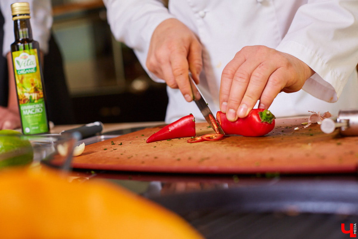 Управляющий «Глобуса» Давлет     Сабуров не только готовил на пару с Дмитрием Орловским, но и рассказывал нам о грядущих переменах в гипермаркете. Например, вскоре там модернизируют и обновят ресторан. Появятся новые станции. Все подробности ищите в материале «Ключ-Медиа».