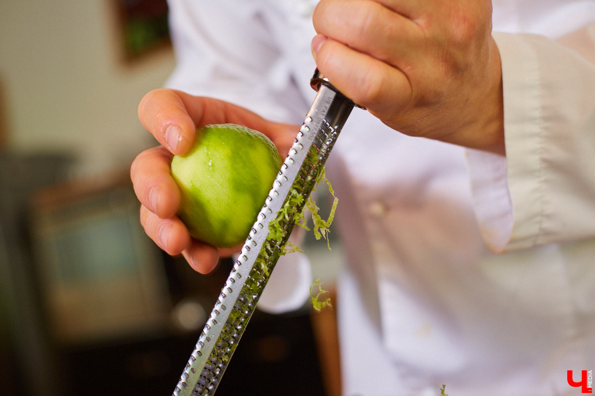 Управляющий «Глобуса» Давлет     Сабуров не только готовил на пару с Дмитрием Орловским, но и рассказывал нам о грядущих переменах в гипермаркете. Например, вскоре там модернизируют и обновят ресторан. Появятся новые станции. Все подробности ищите в материале «Ключ-Медиа».