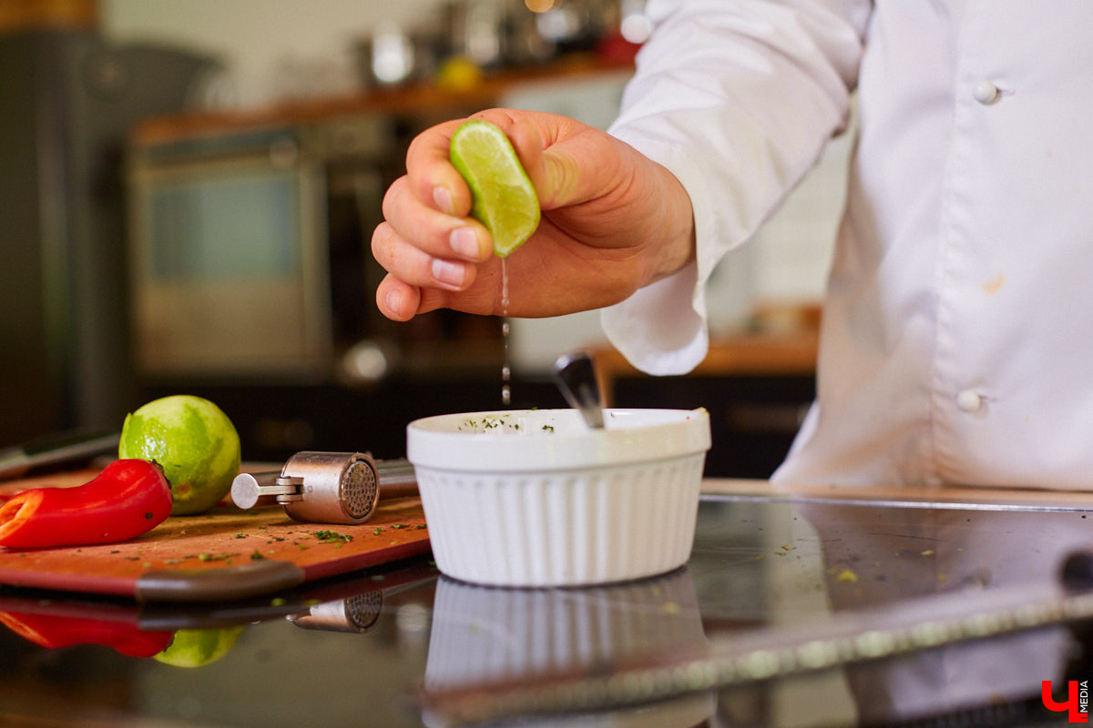 Управляющий «Глобуса» Давлет     Сабуров не только готовил на пару с Дмитрием Орловским, но и рассказывал нам о грядущих переменах в гипермаркете. Например, вскоре там модернизируют и обновят ресторан. Появятся новые станции. Все подробности ищите в материале «Ключ-Медиа».