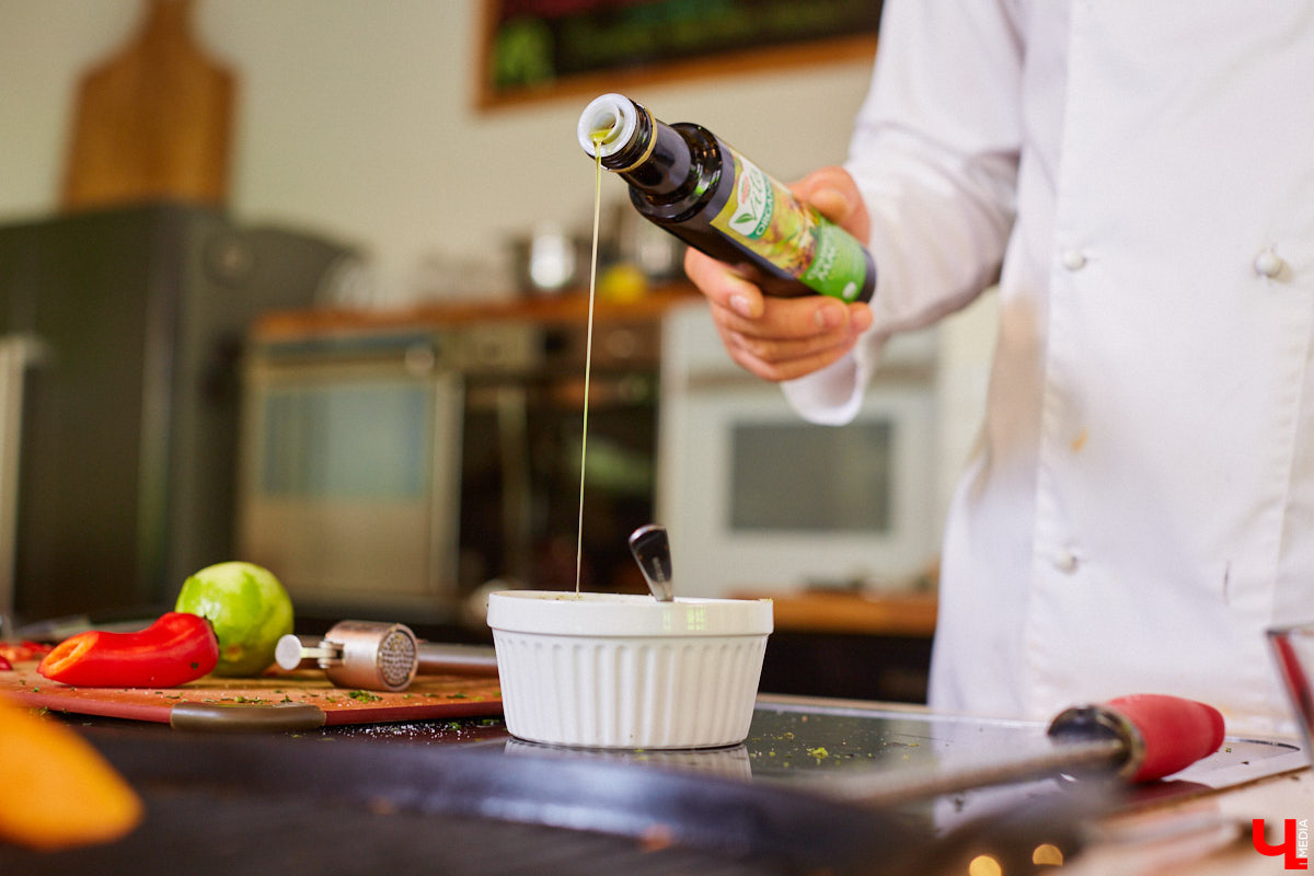 Управляющий «Глобуса» Давлет     Сабуров не только готовил на пару с Дмитрием Орловским, но и рассказывал нам о грядущих переменах в гипермаркете. Например, вскоре там модернизируют и обновят ресторан. Появятся новые станции. Все подробности ищите в материале «Ключ-Медиа».