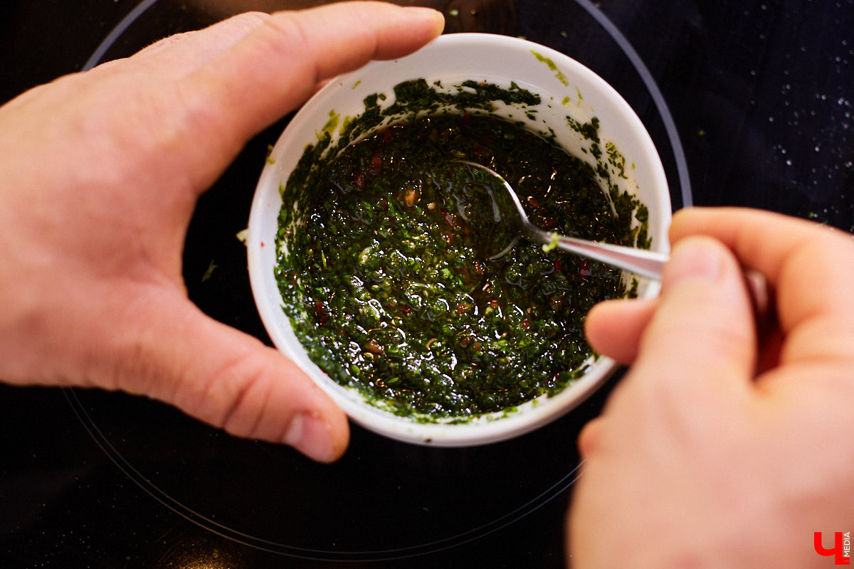 Управляющий «Глобуса» Давлет     Сабуров не только готовил на пару с Дмитрием Орловским, но и рассказывал нам о грядущих переменах в гипермаркете. Например, вскоре там модернизируют и обновят ресторан. Появятся новые станции. Все подробности ищите в материале «Ключ-Медиа».