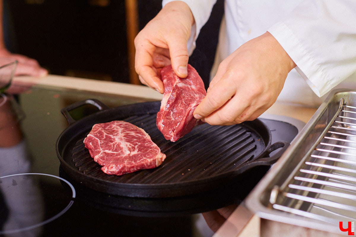 Управляющий «Глобуса» Давлет     Сабуров не только готовил на пару с Дмитрием Орловским, но и рассказывал нам о грядущих переменах в гипермаркете. Например, вскоре там модернизируют и обновят ресторан. Появятся новые станции. Все подробности ищите в материале «Ключ-Медиа».