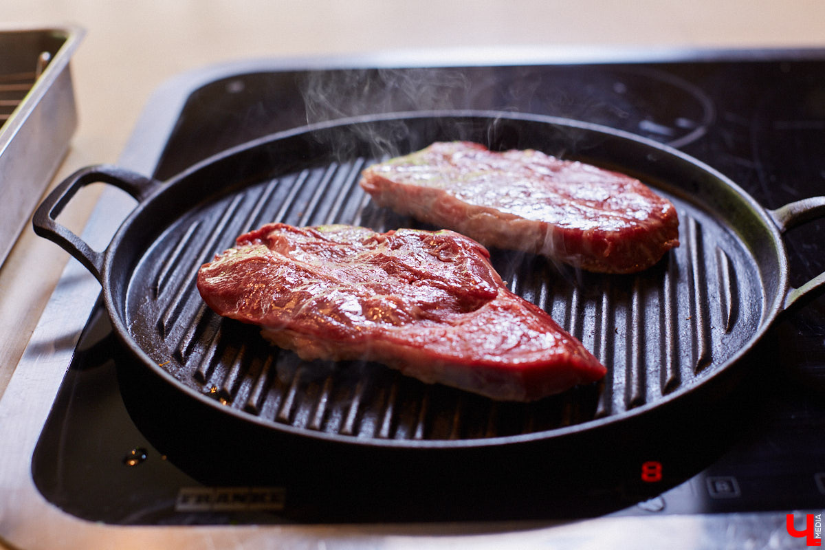 Управляющий «Глобуса» Давлет     Сабуров не только готовил на пару с Дмитрием Орловским, но и рассказывал нам о грядущих переменах в гипермаркете. Например, вскоре там модернизируют и обновят ресторан. Появятся новые станции. Все подробности ищите в материале «Ключ-Медиа».