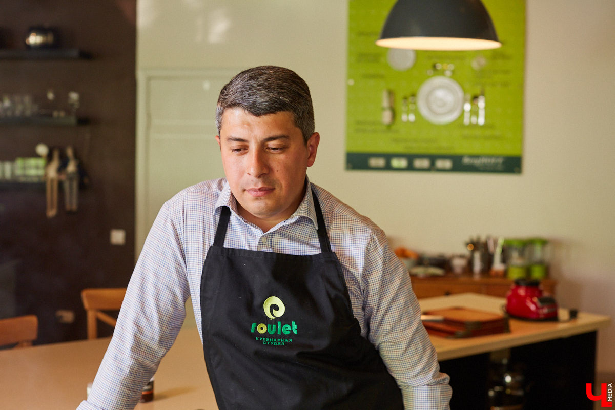 Управляющий «Глобуса» Давлет     Сабуров не только готовил на пару с Дмитрием Орловским, но и рассказывал нам о грядущих переменах в гипермаркете. Например, вскоре там модернизируют и обновят ресторан. Появятся новые станции. Все подробности ищите в материале «Ключ-Медиа».