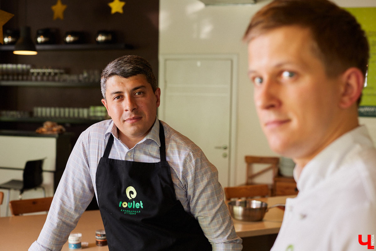Управляющий «Глобуса» Давлет     Сабуров не только готовил на пару с Дмитрием Орловским, но и рассказывал нам о грядущих переменах в гипермаркете. Например, вскоре там модернизируют и обновят ресторан. Появятся новые станции. Все подробности ищите в материале «Ключ-Медиа».