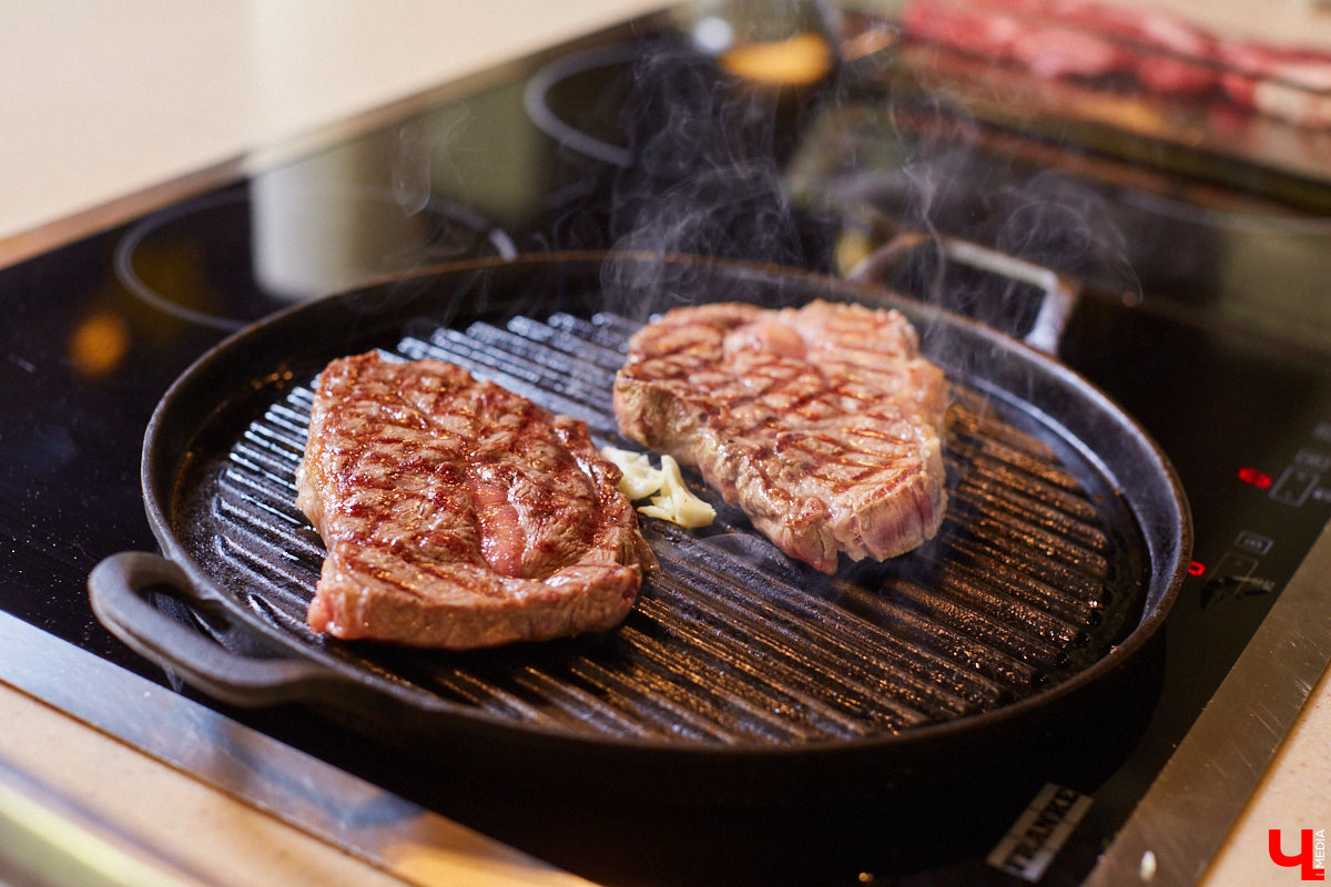 Управляющий «Глобуса» Давлет     Сабуров не только готовил на пару с Дмитрием Орловским, но и рассказывал нам о грядущих переменах в гипермаркете. Например, вскоре там модернизируют и обновят ресторан. Появятся новые станции. Все подробности ищите в материале «Ключ-Медиа».