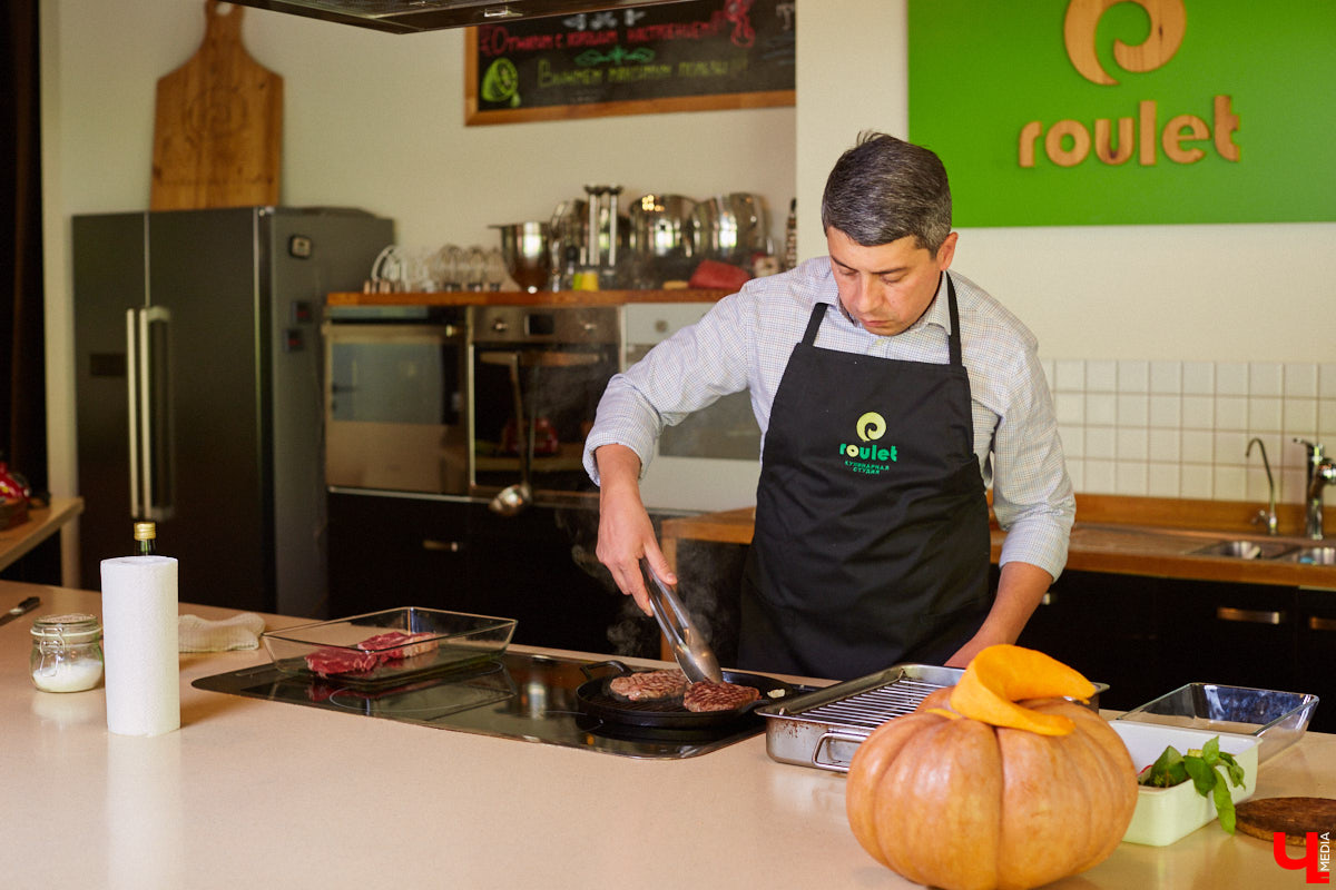 Управляющий «Глобуса» Давлет     Сабуров не только готовил на пару с Дмитрием Орловским, но и рассказывал нам о грядущих переменах в гипермаркете. Например, вскоре там модернизируют и обновят ресторан. Появятся новые станции. Все подробности ищите в материале «Ключ-Медиа».