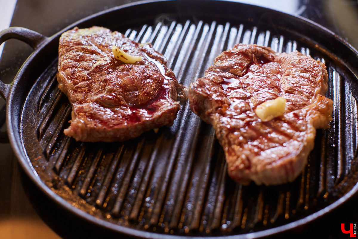 Управляющий «Глобуса» Давлет     Сабуров не только готовил на пару с Дмитрием Орловским, но и рассказывал нам о грядущих переменах в гипермаркете. Например, вскоре там модернизируют и обновят ресторан. Появятся новые станции. Все подробности ищите в материале «Ключ-Медиа».