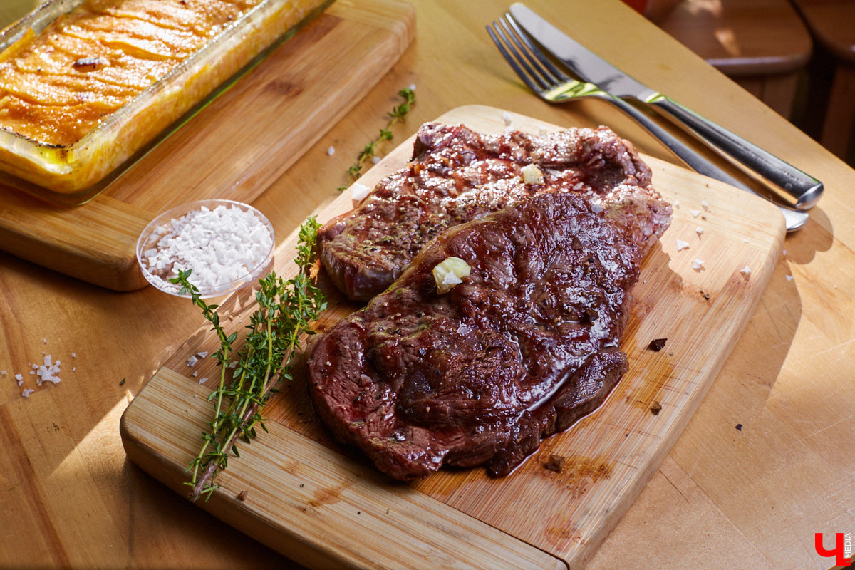 Управляющий «Глобуса» Давлет     Сабуров не только готовил на пару с Дмитрием Орловским, но и рассказывал нам о грядущих переменах в гипермаркете. Например, вскоре там модернизируют и обновят ресторан. Появятся новые станции. Все подробности ищите в материале «Ключ-Медиа».