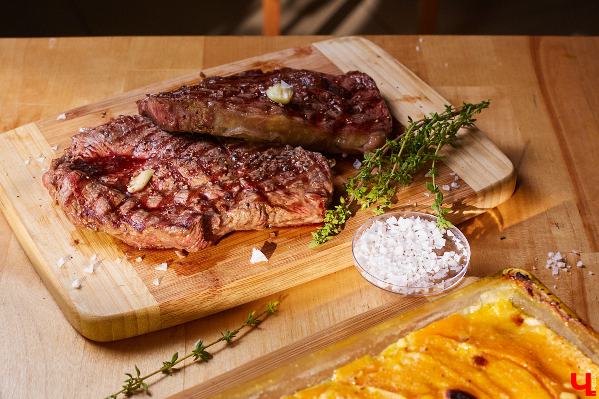 Управляющий «Глобуса» Давлет     Сабуров не только готовил на пару с Дмитрием Орловским, но и рассказывал нам о грядущих переменах в гипермаркете. Например, вскоре там модернизируют и обновят ресторан. Появятся новые станции. Все подробности ищите в материале «Ключ-Медиа».