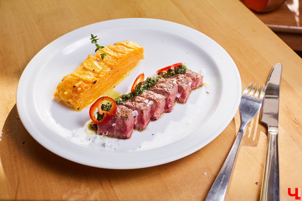 Управляющий «Глобуса» Давлет     Сабуров не только готовил на пару с Дмитрием Орловским, но и рассказывал нам о грядущих переменах в гипермаркете. Например, вскоре там модернизируют и обновят ресторан. Появятся новые станции. Все подробности ищите в материале «Ключ-Медиа».