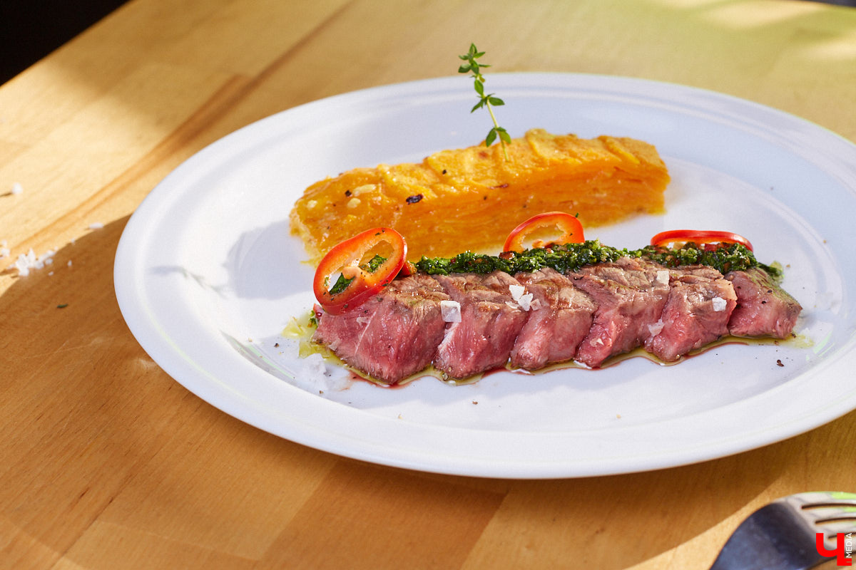 Управляющий «Глобуса» Давлет     Сабуров не только готовил на пару с Дмитрием Орловским, но и рассказывал нам о грядущих переменах в гипермаркете. Например, вскоре там модернизируют и обновят ресторан. Появятся новые станции. Все подробности ищите в материале «Ключ-Медиа».