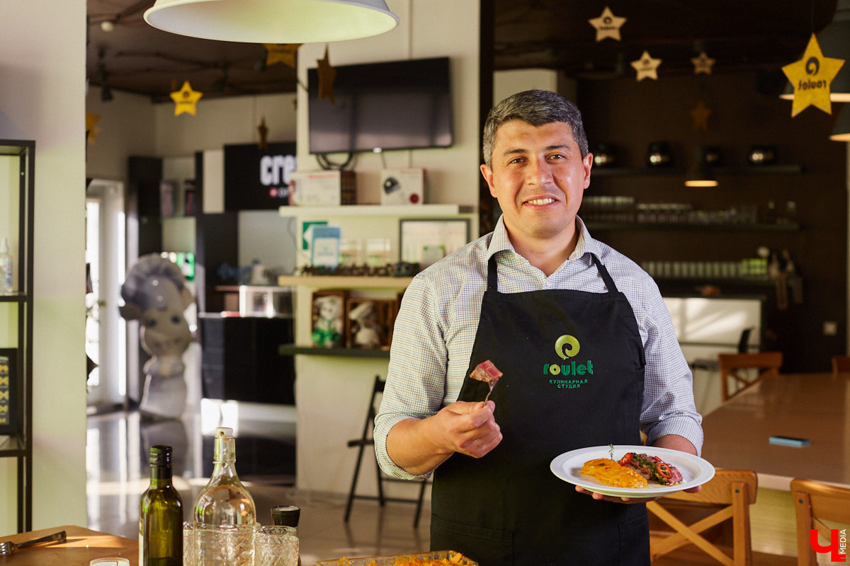 Управляющий «Глобуса» Давлет     Сабуров не только готовил на пару с Дмитрием Орловским, но и рассказывал нам о грядущих переменах в гипермаркете. Например, вскоре там модернизируют и обновят ресторан. Появятся новые станции. Все подробности ищите в материале «Ключ-Медиа».