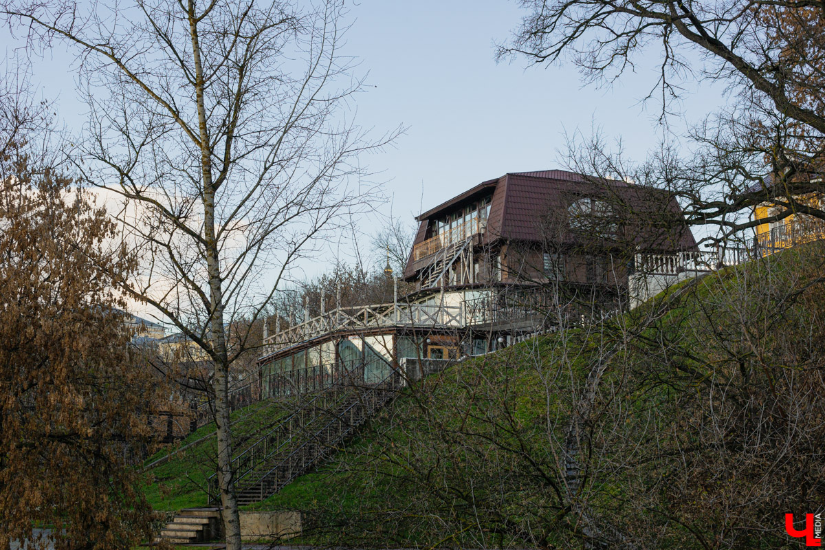 С любимыми и в шалаше рай, но иногда можно позволить себе забраться повыше, занять удобную позицию для обзора и наслаждаться панорамными видами на город. «Ключ-Медиа» составил топ-10 заведений, где это можно сделать!