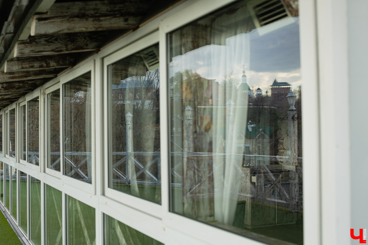 С любимыми и в шалаше рай, но иногда можно позволить себе забраться повыше, занять удобную позицию для обзора и наслаждаться панорамными видами на город. «Ключ-Медиа» составил топ-10 заведений, где это можно сделать!