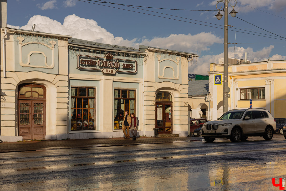 С любимыми и в шалаше рай, но иногда можно позволить себе забраться повыше, занять удобную позицию для обзора и наслаждаться панорамными видами на город. «Ключ-Медиа» составил топ-10 заведений, где это можно сделать!