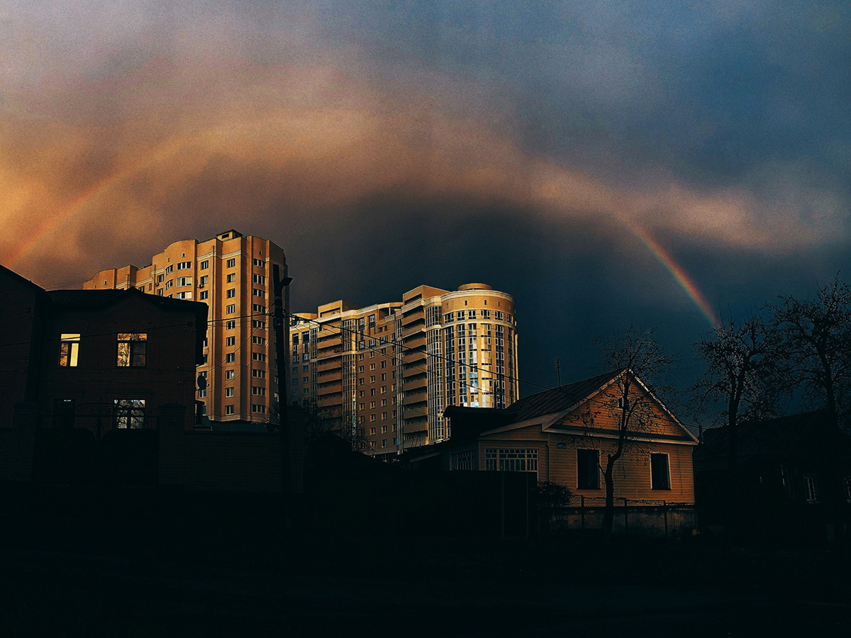 А помните, в пятницу над городом висело чудесное «коромысло»? Так вот многим владимирцам успешно удалось запечатлеть это редкое природное явление — двойную радугу. Смотрим подборку!