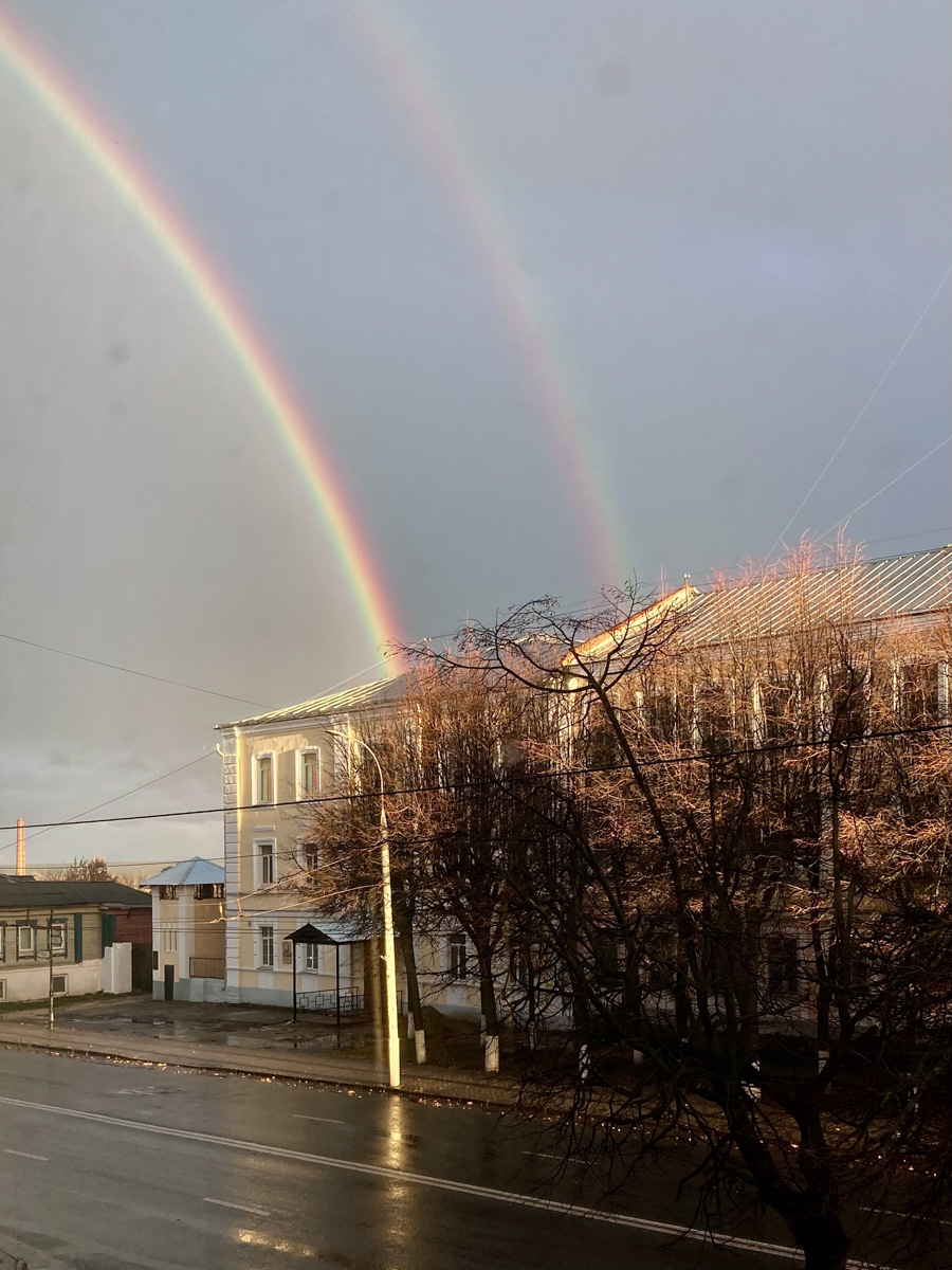 А помните, в пятницу над городом висело чудесное «коромысло»? Так вот многим владимирцам успешно удалось запечатлеть это редкое природное явление — двойную радугу. Смотрим подборку!