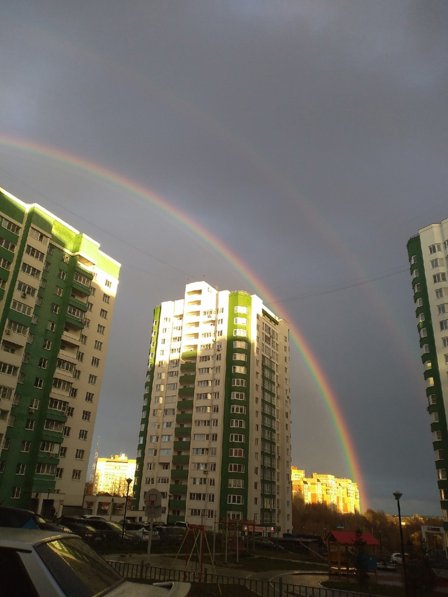 А помните, в пятницу над городом висело чудесное «коромысло»? Так вот многим владимирцам успешно удалось запечатлеть это редкое природное явление — двойную радугу. Смотрим подборку!