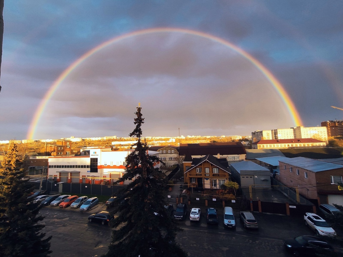 А помните, в пятницу над городом висело чудесное «коромысло»? Так вот многим владимирцам успешно удалось запечатлеть это редкое природное явление — двойную радугу. Смотрим подборку!