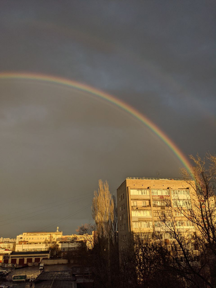 А помните, в пятницу над городом висело чудесное «коромысло»? Так вот многим владимирцам успешно удалось запечатлеть это редкое природное явление — двойную радугу. Смотрим подборку!