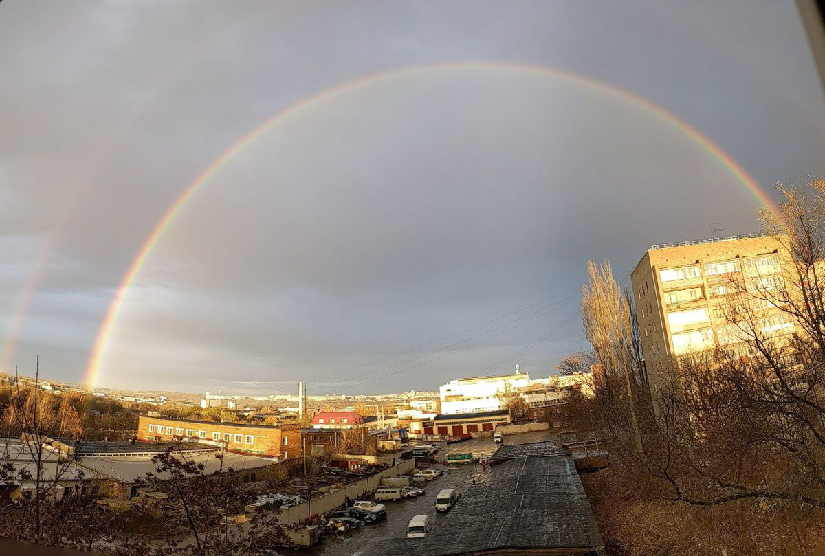 А помните, в пятницу над городом висело чудесное «коромысло»? Так вот многим владимирцам успешно удалось запечатлеть это редкое природное явление — двойную радугу. Смотрим подборку!