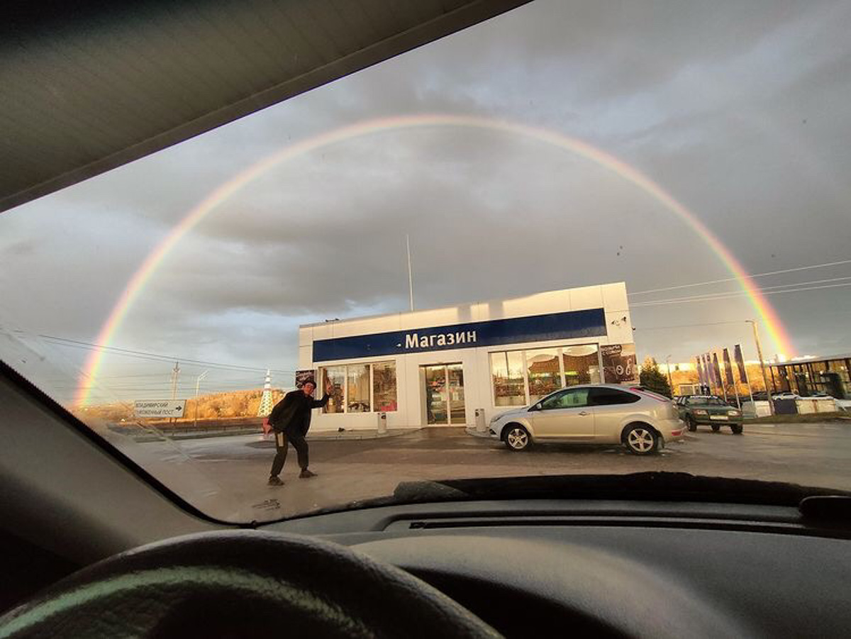 А помните, в пятницу над городом висело чудесное «коромысло»? Так вот многим владимирцам успешно удалось запечатлеть это редкое природное явление — двойную радугу. Смотрим подборку!