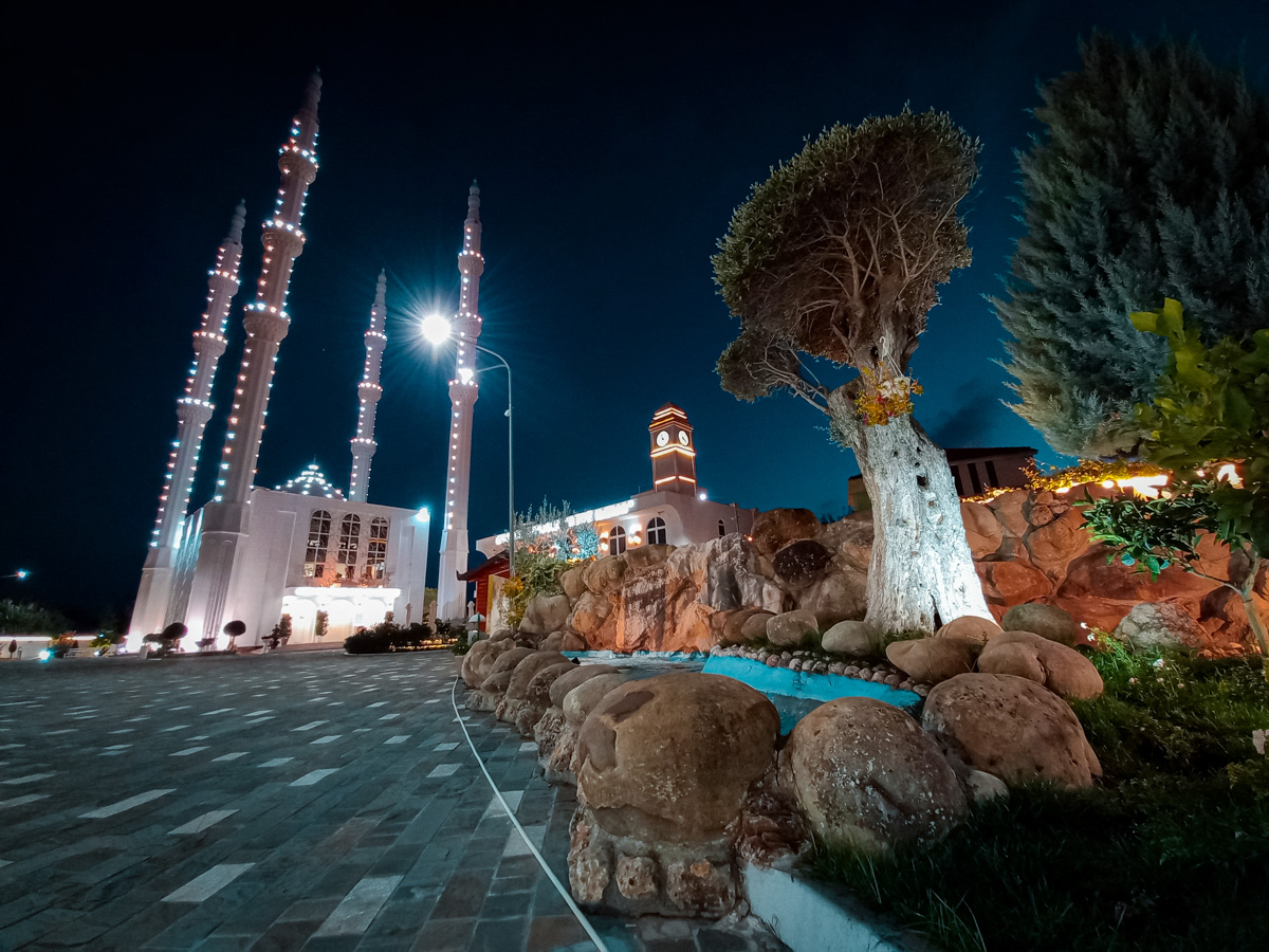 Пару месяцев назад журналист «Ключ-Медиа» Александр Мясников вместе с женой переехал в Албанию, а теперь подробно разбирает новое место жительства по многим пунктам — еда, сервис, климат, финансы и жители. Так где же лучше жить, во Владимире или на Балканах?