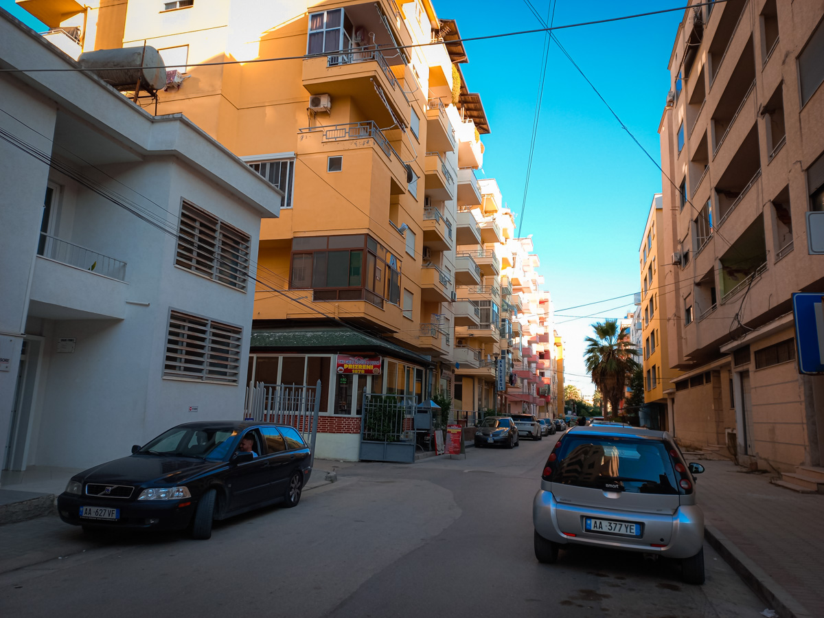 Пару месяцев назад журналист «Ключ-Медиа» Александр Мясников вместе с женой переехал в Албанию, а теперь подробно разбирает новое место жительства по многим пунктам — еда, сервис, климат, финансы и жители. Так где же лучше жить, во Владимире или на Балканах?