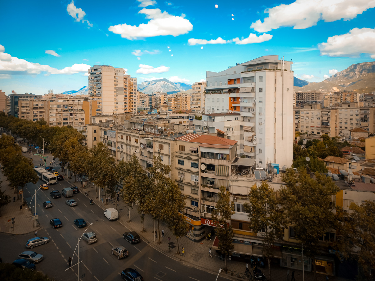 Пару месяцев назад журналист «Ключ-Медиа» Александр Мясников вместе с женой переехал в Албанию, а теперь подробно разбирает новое место жительства по многим пунктам — еда, сервис, климат, финансы и жители. Так где же лучше жить, во Владимире или на Балканах?