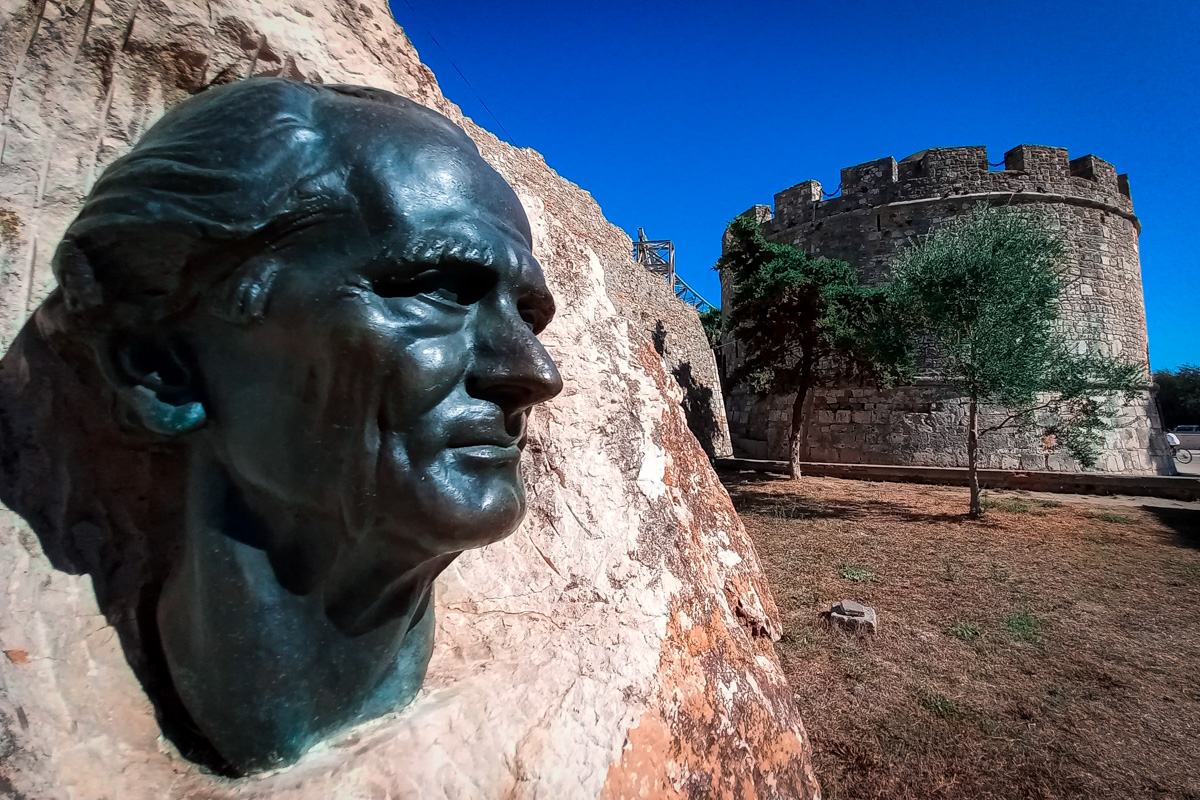 Пару месяцев назад журналист «Ключ-Медиа» Александр Мясников вместе с женой переехал в Албанию, а теперь подробно разбирает новое место жительства по многим пунктам — еда, сервис, климат, финансы и жители. Так где же лучше жить, во Владимире или на Балканах?