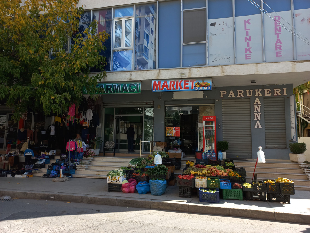 Пару месяцев назад журналист «Ключ-Медиа» Александр Мясников вместе с женой переехал в Албанию, а теперь подробно разбирает новое место жительства по многим пунктам — еда, сервис, климат, финансы и жители. Так где же лучше жить, во Владимире или на Балканах?