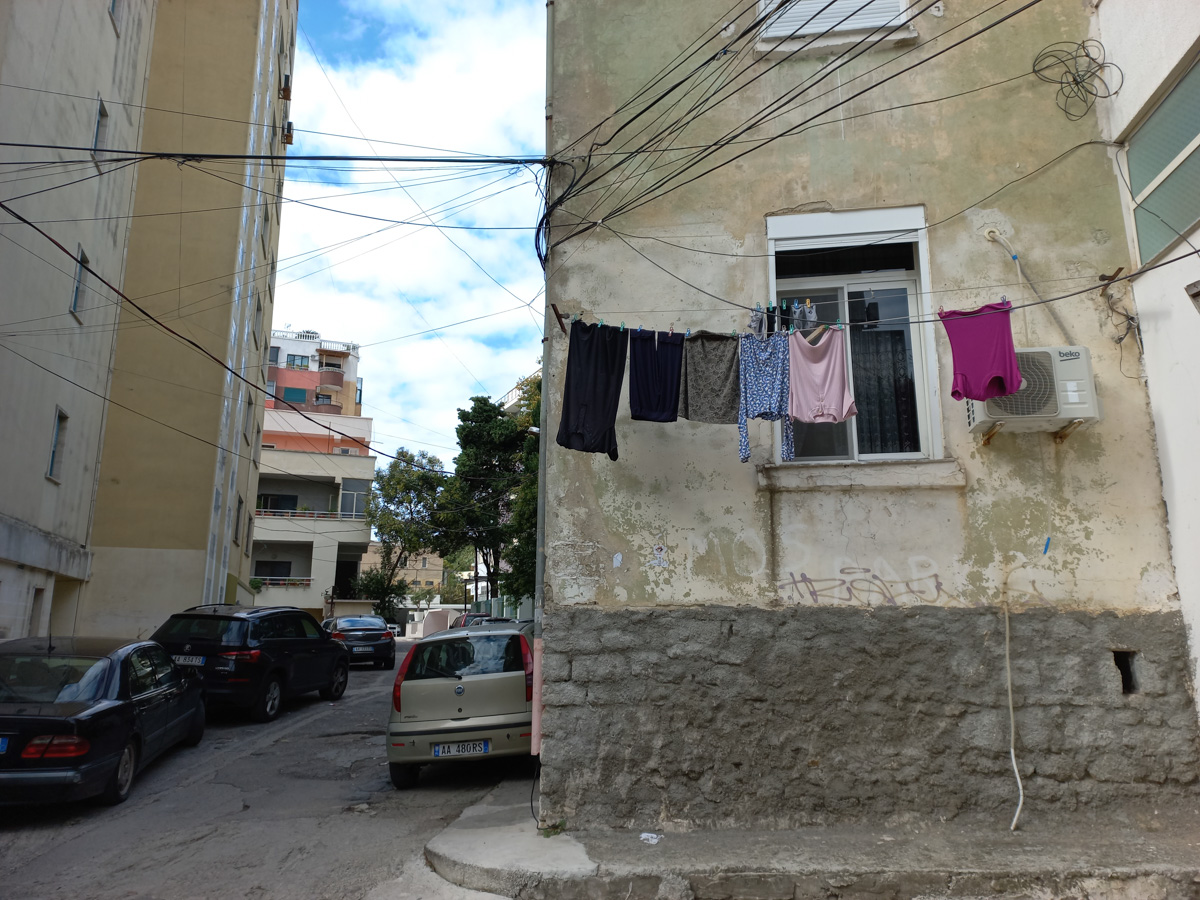 Пару месяцев назад журналист «Ключ-Медиа» Александр Мясников вместе с женой переехал в Албанию, а теперь подробно разбирает новое место жительства по многим пунктам — еда, сервис, климат, финансы и жители. Так где же лучше жить, во Владимире или на Балканах?