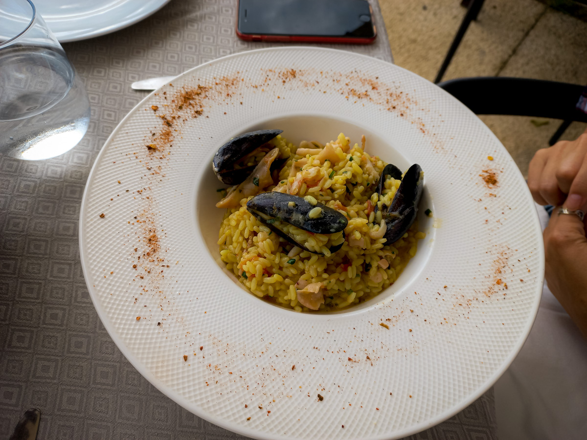 Пару месяцев назад журналист «Ключ-Медиа» Александр Мясников вместе с женой переехал в Албанию, а теперь подробно разбирает новое место жительства по многим пунктам — еда, сервис, климат, финансы и жители. Так где же лучше жить, во Владимире или на Балканах?