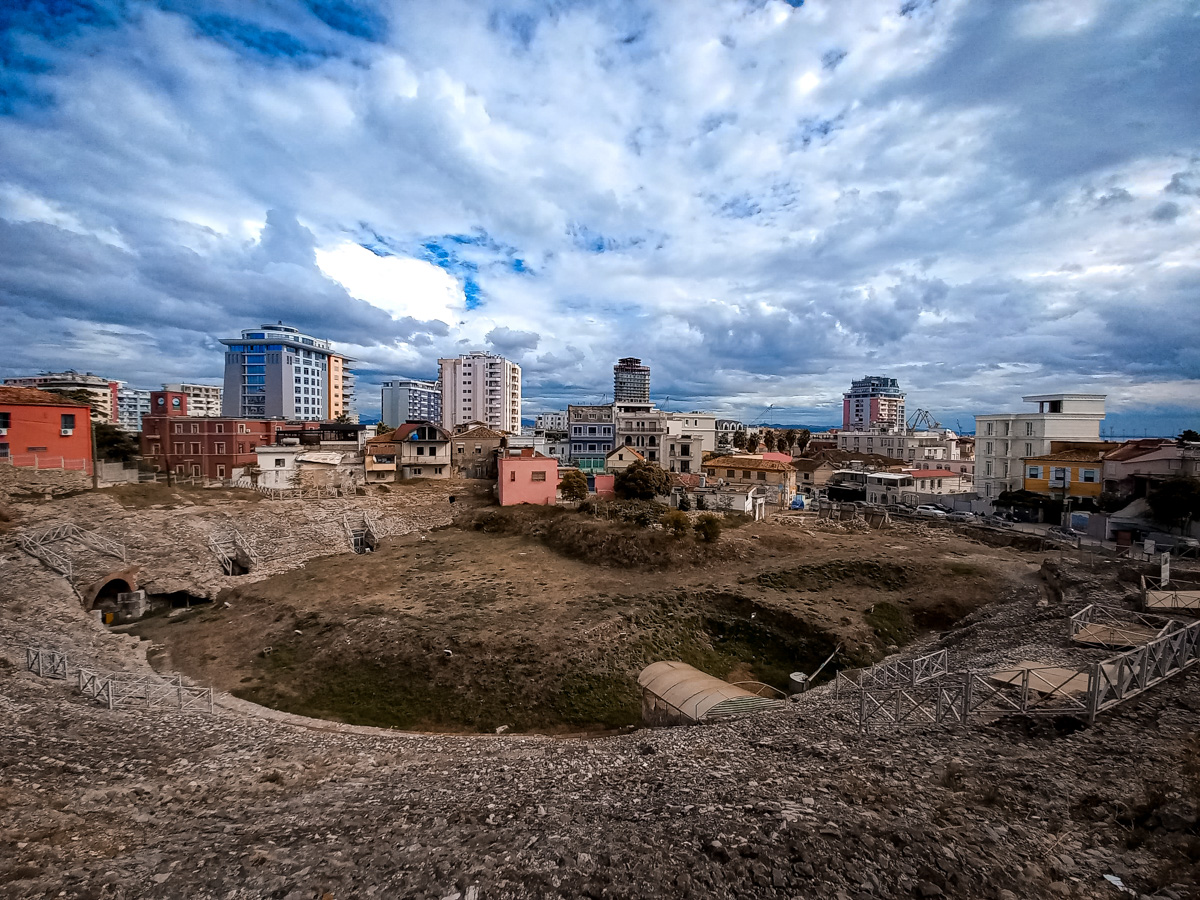 Пару месяцев назад журналист «Ключ-Медиа» Александр Мясников вместе с женой переехал в Албанию, а теперь подробно разбирает новое место жительства по многим пунктам — еда, сервис, климат, финансы и жители. Так где же лучше жить, во Владимире или на Балканах?