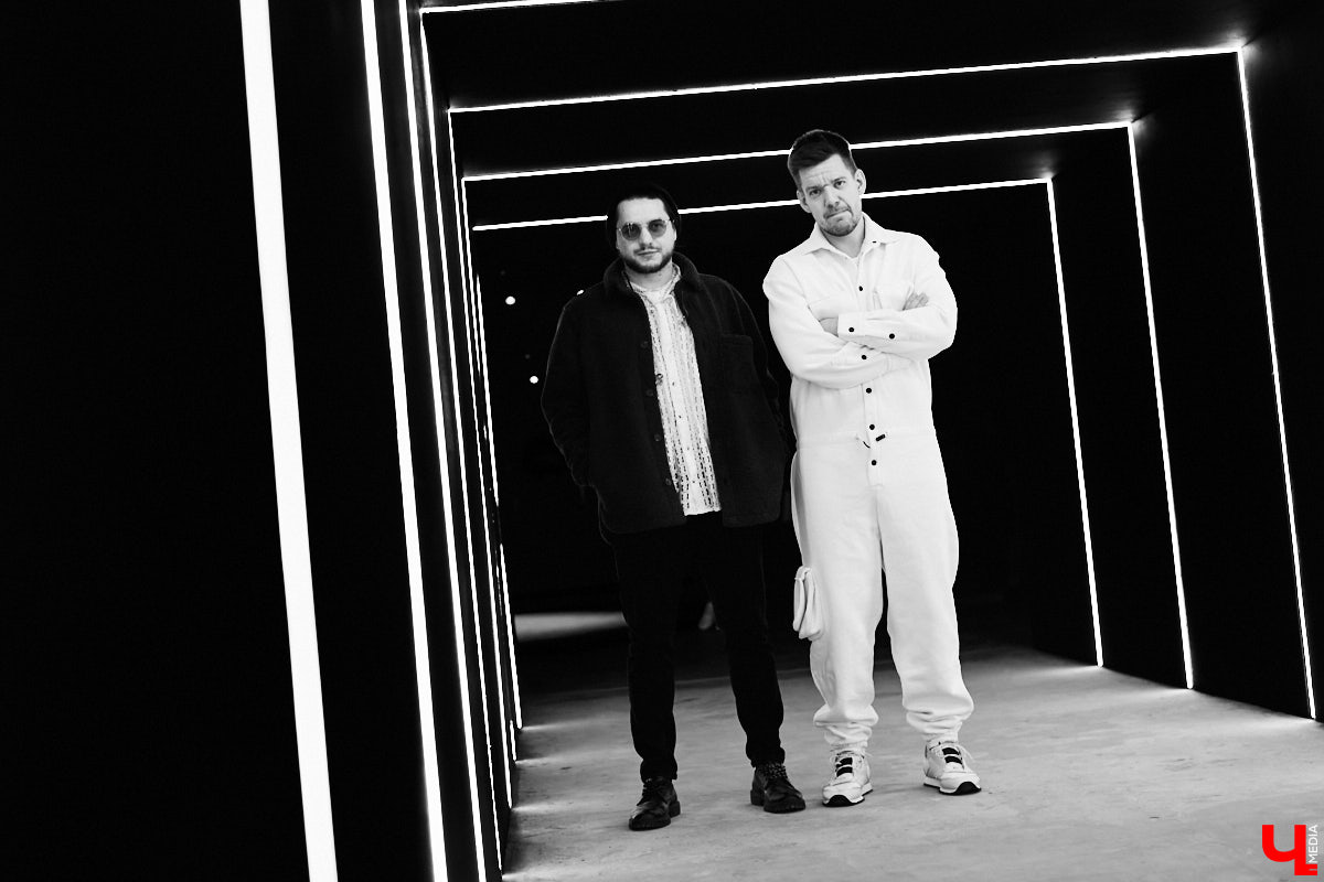 Пятничный танцпол нового концертного бара во Владимире зажгли две яркие местные группы: мечтательные ampLife и горячие ТВОЮЖНАЛЕВО. Как это было — расскажет и покажет «Ключ-Медиа».