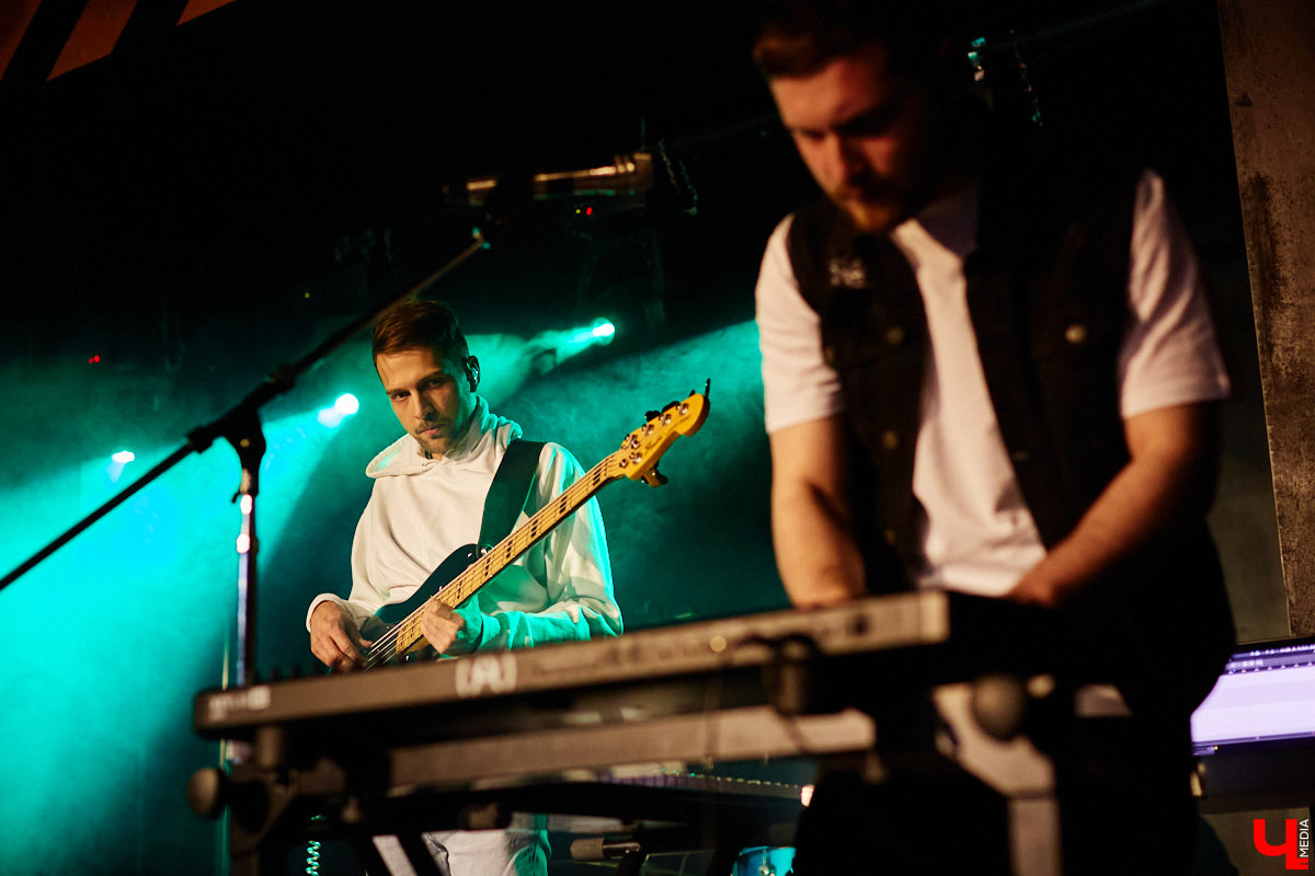 Пятничный танцпол нового концертного бара во Владимире зажгли две яркие местные группы: мечтательные ampLife и горячие ТВОЮЖНАЛЕВО. Как это было — расскажет и покажет «Ключ-Медиа».