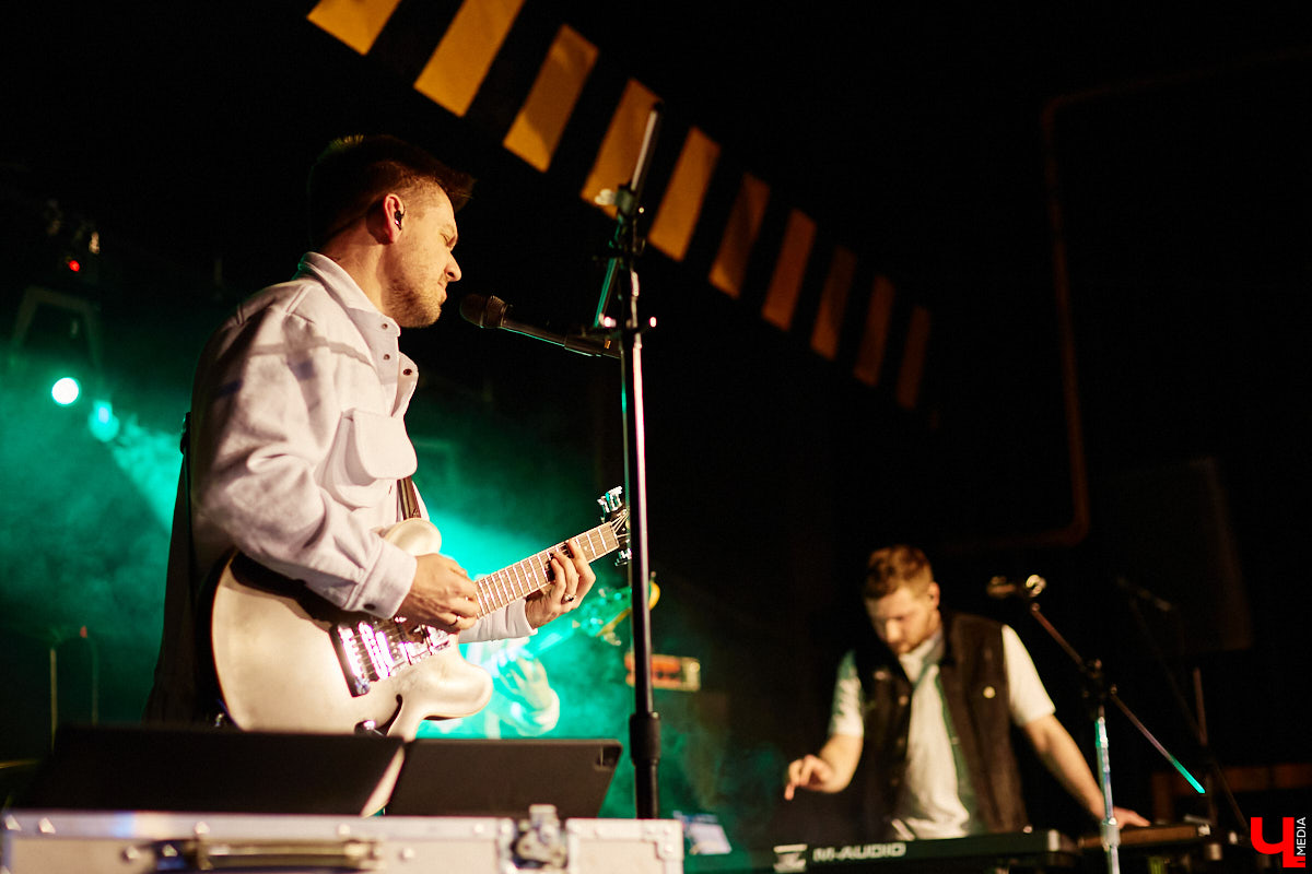 Пятничный танцпол нового концертного бара во Владимире зажгли две яркие местные группы: мечтательные ampLife и горячие ТВОЮЖНАЛЕВО. Как это было — расскажет и покажет «Ключ-Медиа».