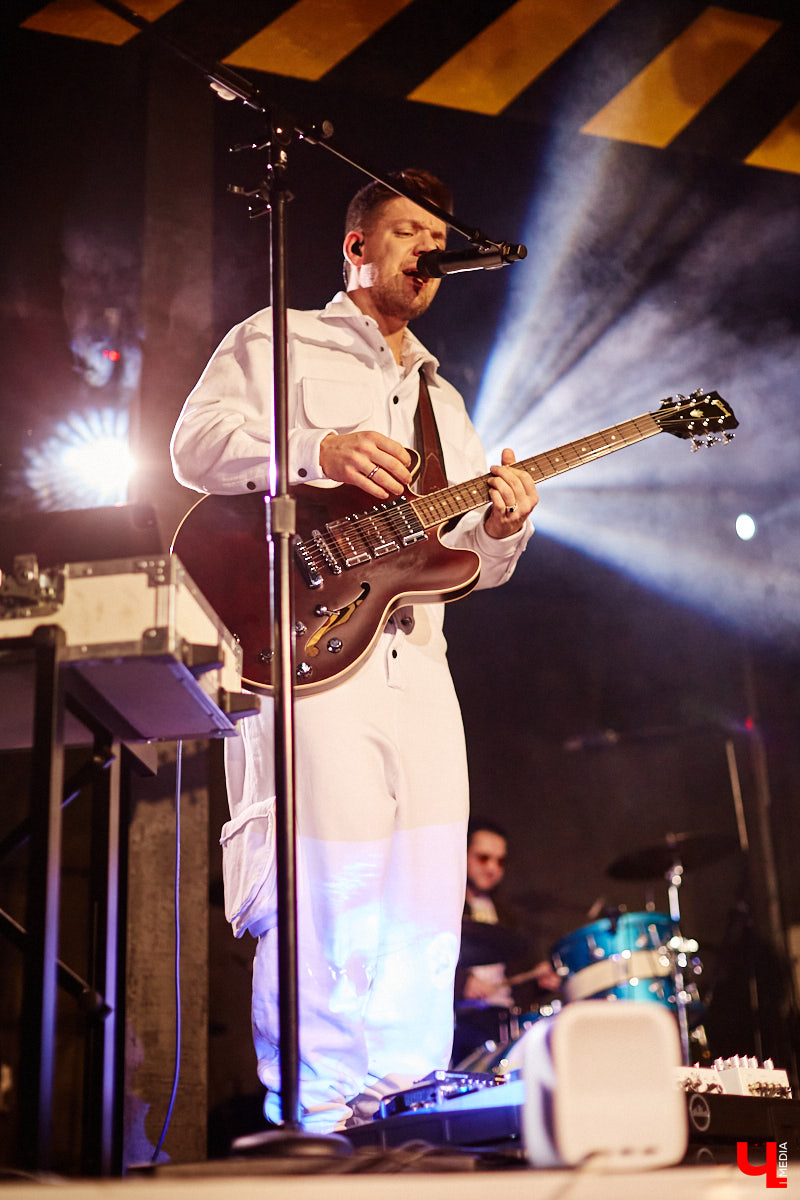 Пятничный танцпол нового концертного бара во Владимире зажгли две яркие местные группы: мечтательные ampLife и горячие ТВОЮЖНАЛЕВО. Как это было — расскажет и покажет «Ключ-Медиа».