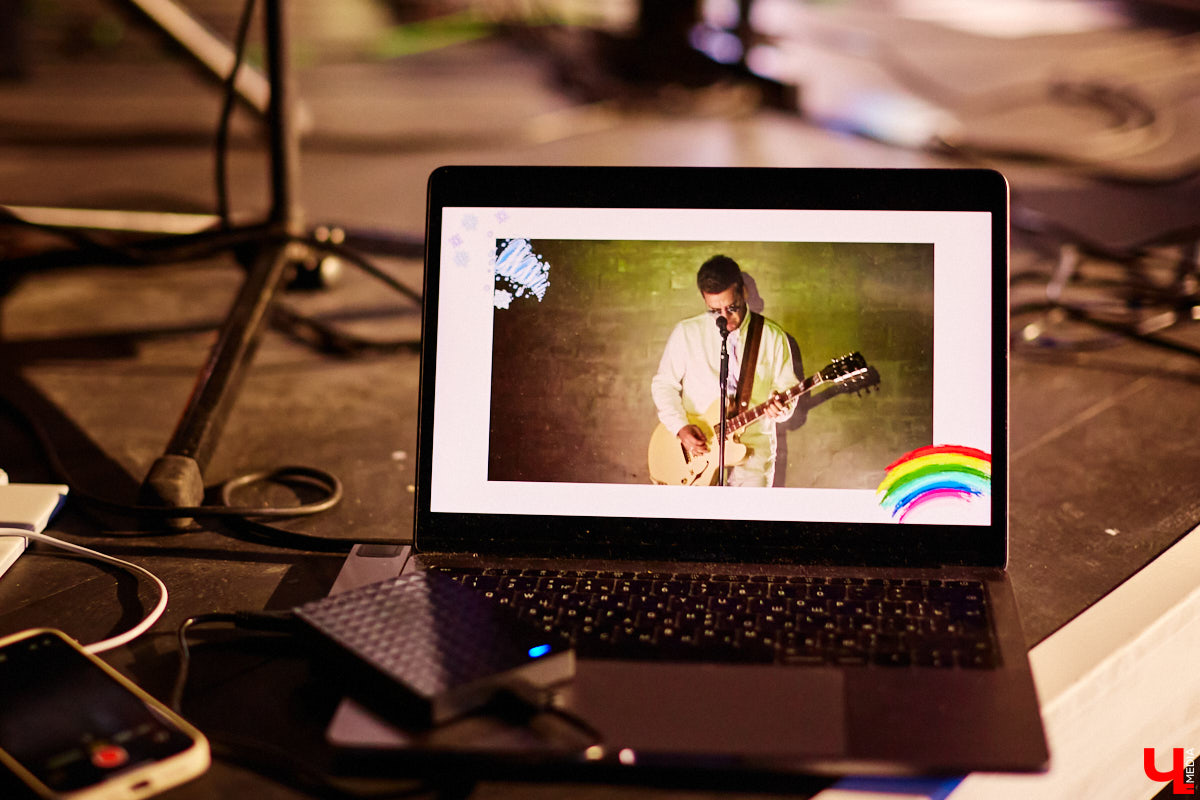 Пятничный танцпол нового концертного бара во Владимире зажгли две яркие местные группы: мечтательные ampLife и горячие ТВОЮЖНАЛЕВО. Как это было — расскажет и покажет «Ключ-Медиа».