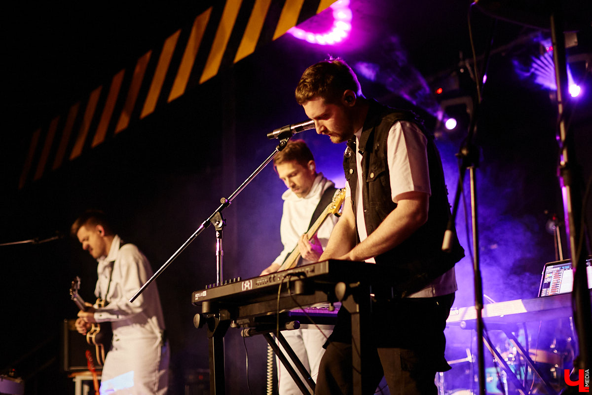 Пятничный танцпол нового концертного бара во Владимире зажгли две яркие местные группы: мечтательные ampLife и горячие ТВОЮЖНАЛЕВО. Как это было — расскажет и покажет «Ключ-Медиа».